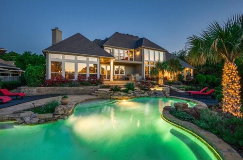 Lakeside Resort 

Beautiful 5-bedroom house with AC in tranquil Highland Village