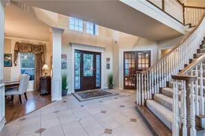 Interior - Lakeside Resort 

Beautiful 5-bedroom house with AC in tranquil Highland Village (Highland Village)