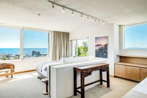 Desk, iron/ironing board, WiFi, bed sheets - Elegant Fresnaye Ocean View 4bed Nerine Manor (Cape Town)