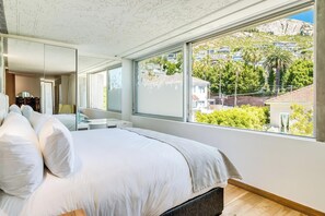 9 bedrooms, desk, iron/ironing board, WiFi