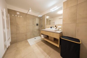 Douche, séchoir à cheveux, serviettes fournies, savon
