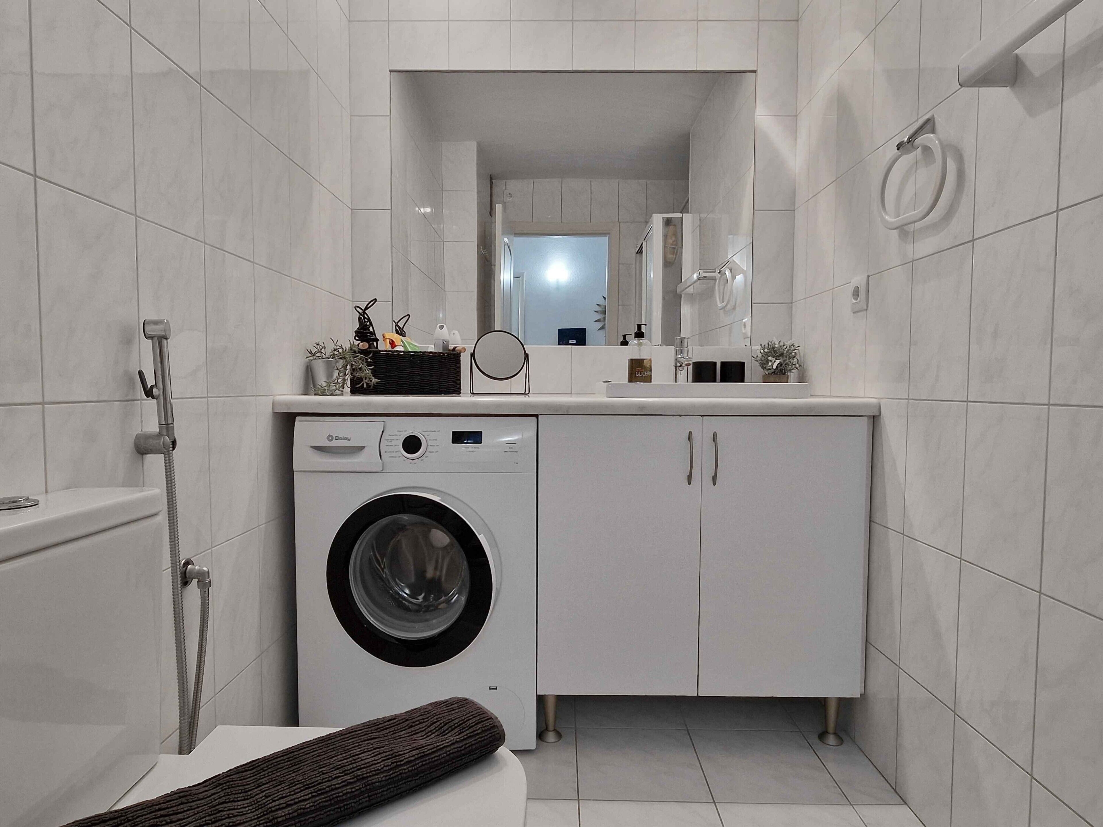 Een douche, een haardroger, handdoeken