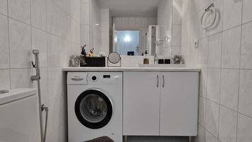 Een douche, een haardroger, handdoeken