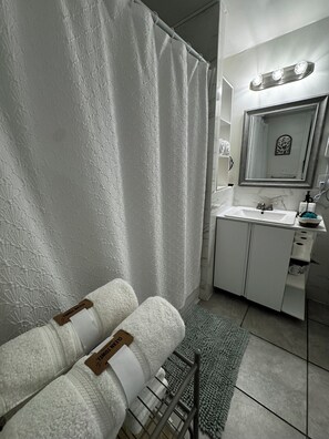 Secador de pelo, toallas, jabón, shampoo