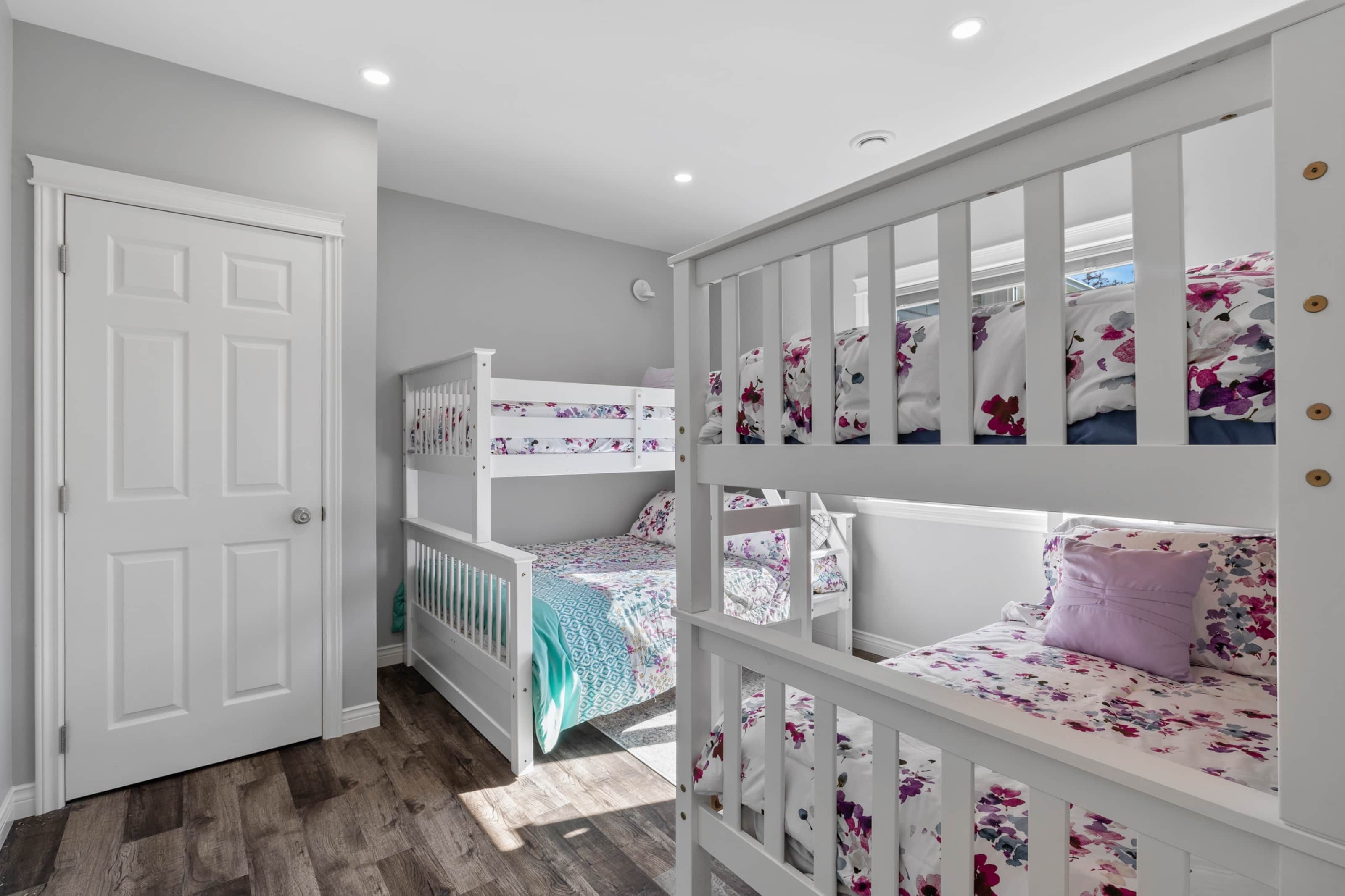 Iron/ironing board, WiFi, bed sheets, wheelchair access