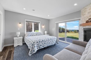 Iron/ironing board, WiFi, bed sheets, wheelchair access