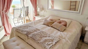 Tabla de planchar con plancha, wifi y ropa de cama