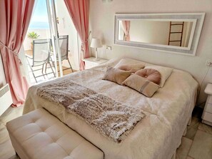 Tabla de planchar con plancha, wifi y ropa de cama 