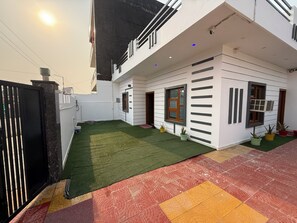 المنطقة المحيطة بالمنشأة