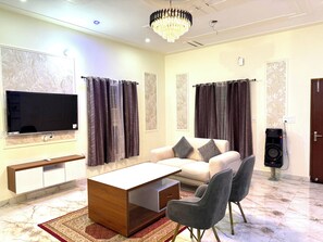 Living area - Delightful 2-bedroom villa with AC in Greater Noida (Greater Noida)