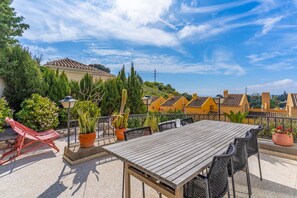 Outdoor dining - Stunning villa with private pool in Torreblanca, Fuengirola – perfect for relaxation (Fuengirola)