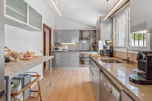 Fridge, microwave, oven, stovetop - Stunning villa with private pool in Torreblanca, Fuengirola – perfect for relaxation (Fuengirola)