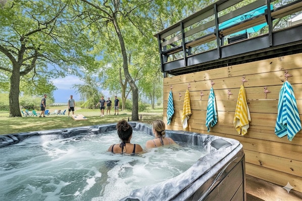 Outdoor spa tub