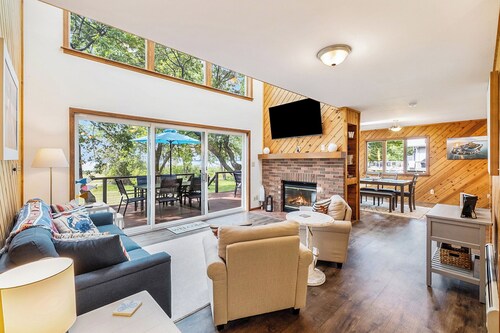 Private 5 Bedroom Lakefront Home on Sand Point, Caseville