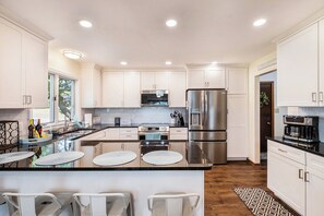 Kjøleskap, mikrobølgeovn, ovn og kokeplater