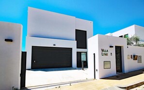 Exterior - Modern Villa Lynx with Sauna, Heated Infinity Pool, and Garden (Las Lagunas de Mijas)