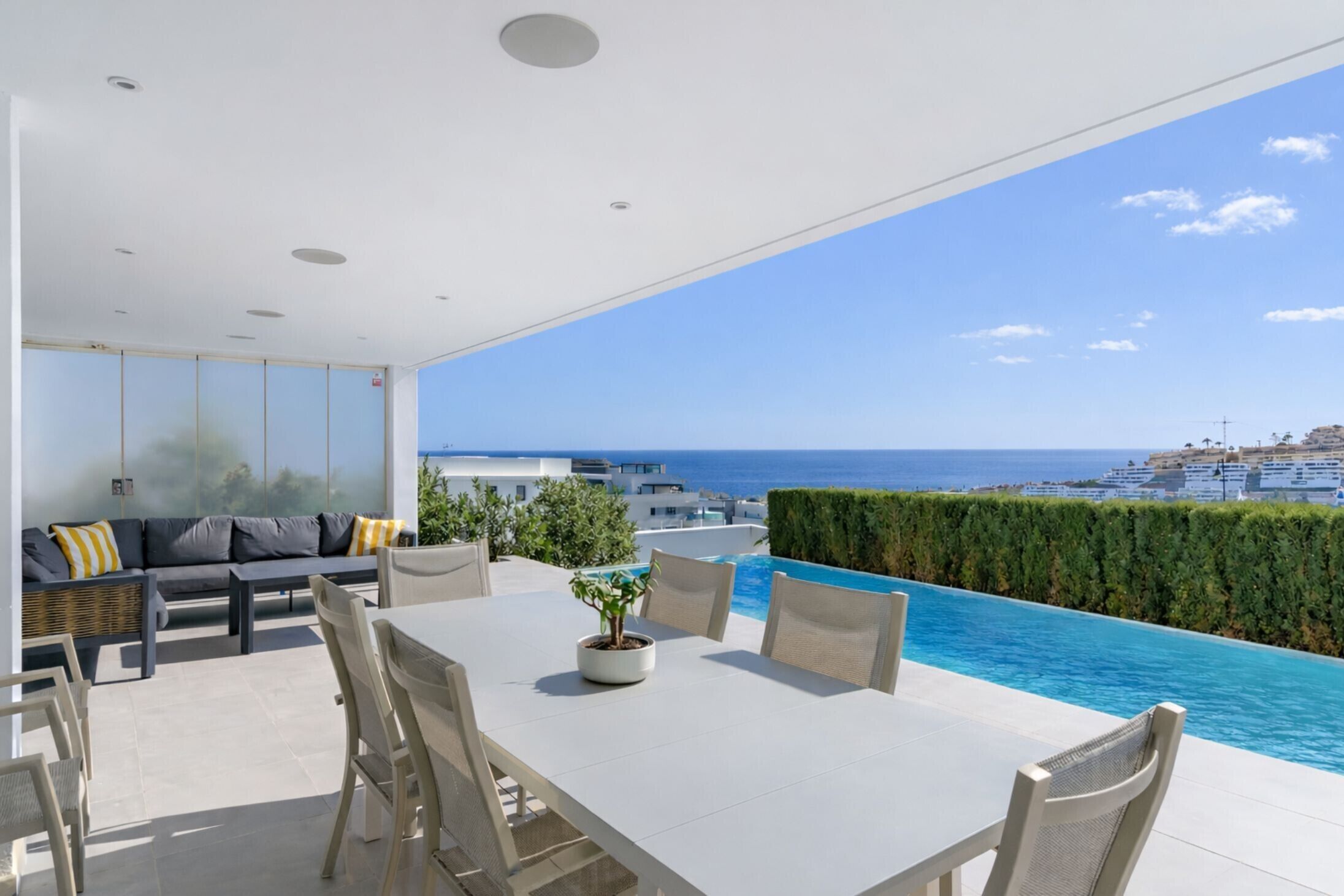 屋外ダイニングエリア