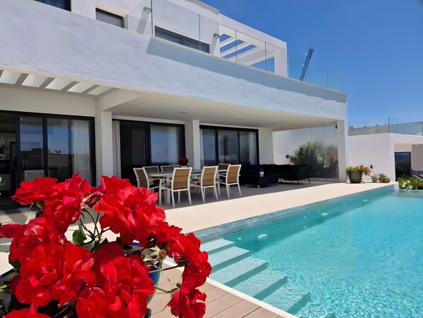 Pool - Modern Villa Lynx with Sauna, Heated Infinity Pool, and Garden (Las Lagunas de Mijas)