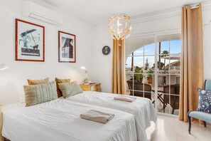 Tabla de planchar con plancha, wifi y ropa de cama 