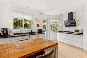 ثلاجة، ميكروويف، فرن، موقد طهي مسطح