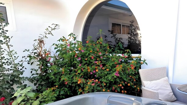 A hot tub with a white wall and archway in the background. - Villa with Private Pool, Garden, and Privacy in Cerros del Águila, Mijas (Mijas Costa)