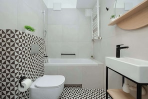 Een douche, een haardroger, handdoeken, shampoo