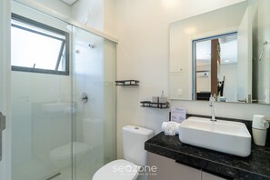 Basic Apartment | Bathroom | Shower - Estúdio premium com varanda e sol da manhã SGR0217 (Florianópolis)