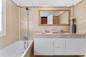 Douche, sèche-cheveux, serviettes fournies