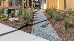 Een meerlaags gebouw met houten balkons en een overdekte doorgang.