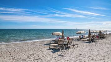 Una spiaggia nelle vicinanze