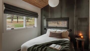 Een bureau, gratis wifi, beddengoed