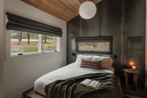 Een bureau, gratis wifi, beddengoed