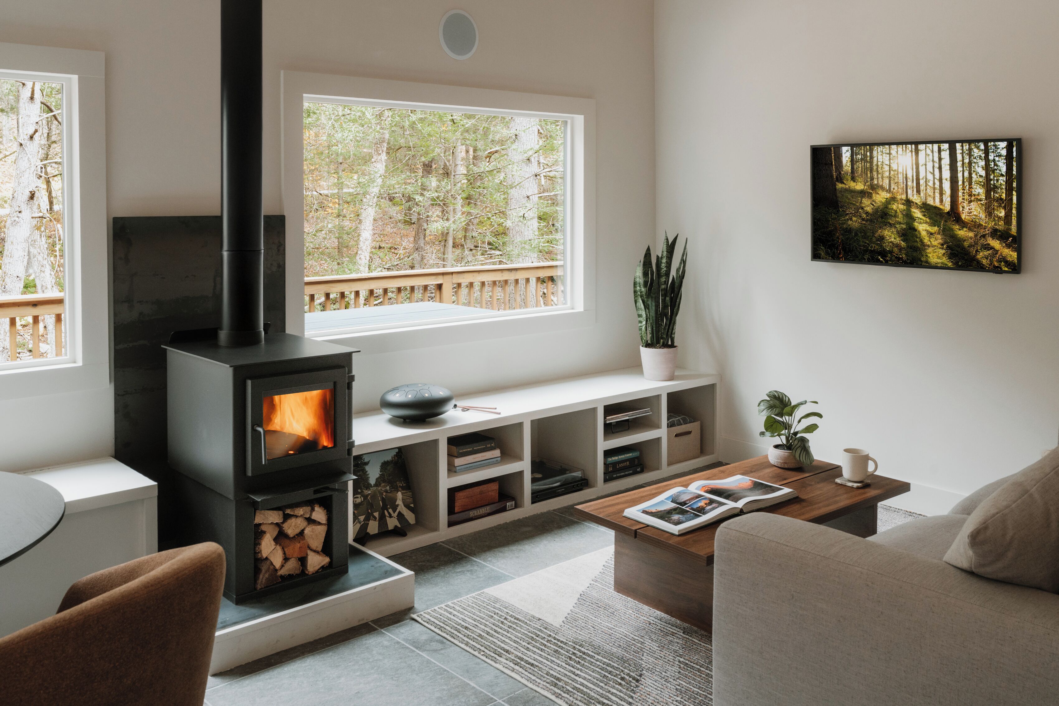 Een smart-tv en een open haard