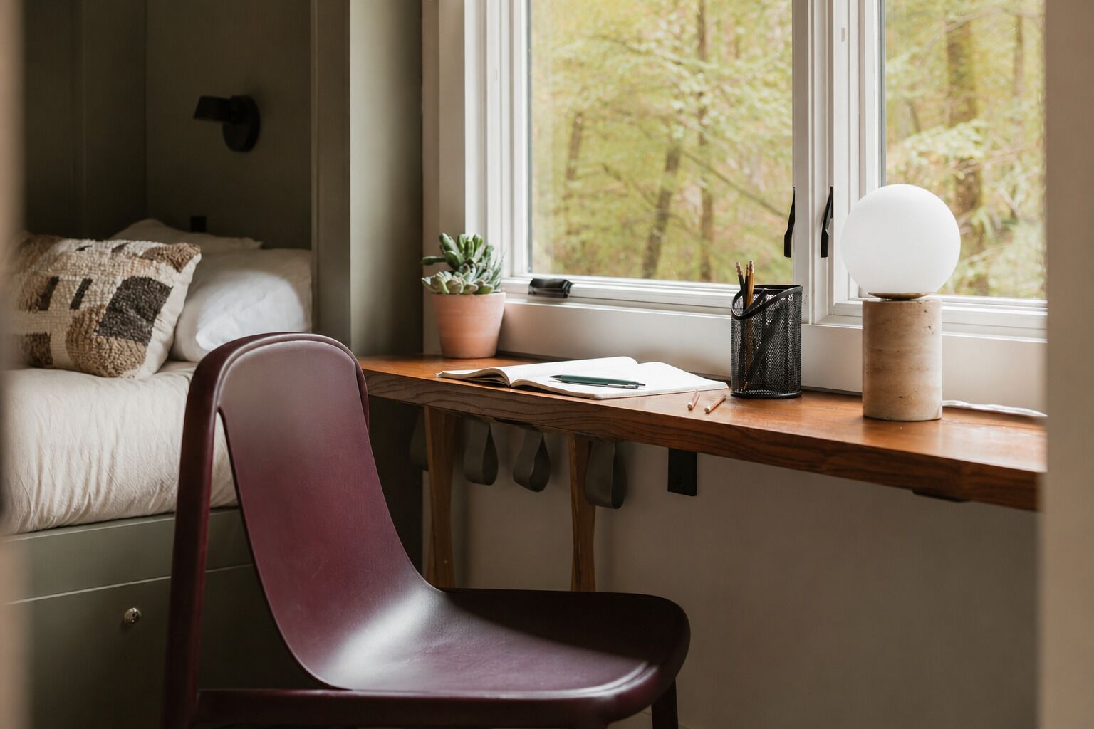 2 bedrooms, desk, WiFi (free), bed sheets