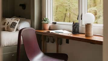 2 bedrooms, desk, WiFi (free), bed sheets