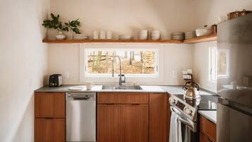 Coffee/tea maker, fridge, microwave, oven