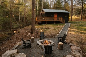 Property grounds - Creekside Modern Cabin Sauna Hot Tub Niksen Den (Callicoon)