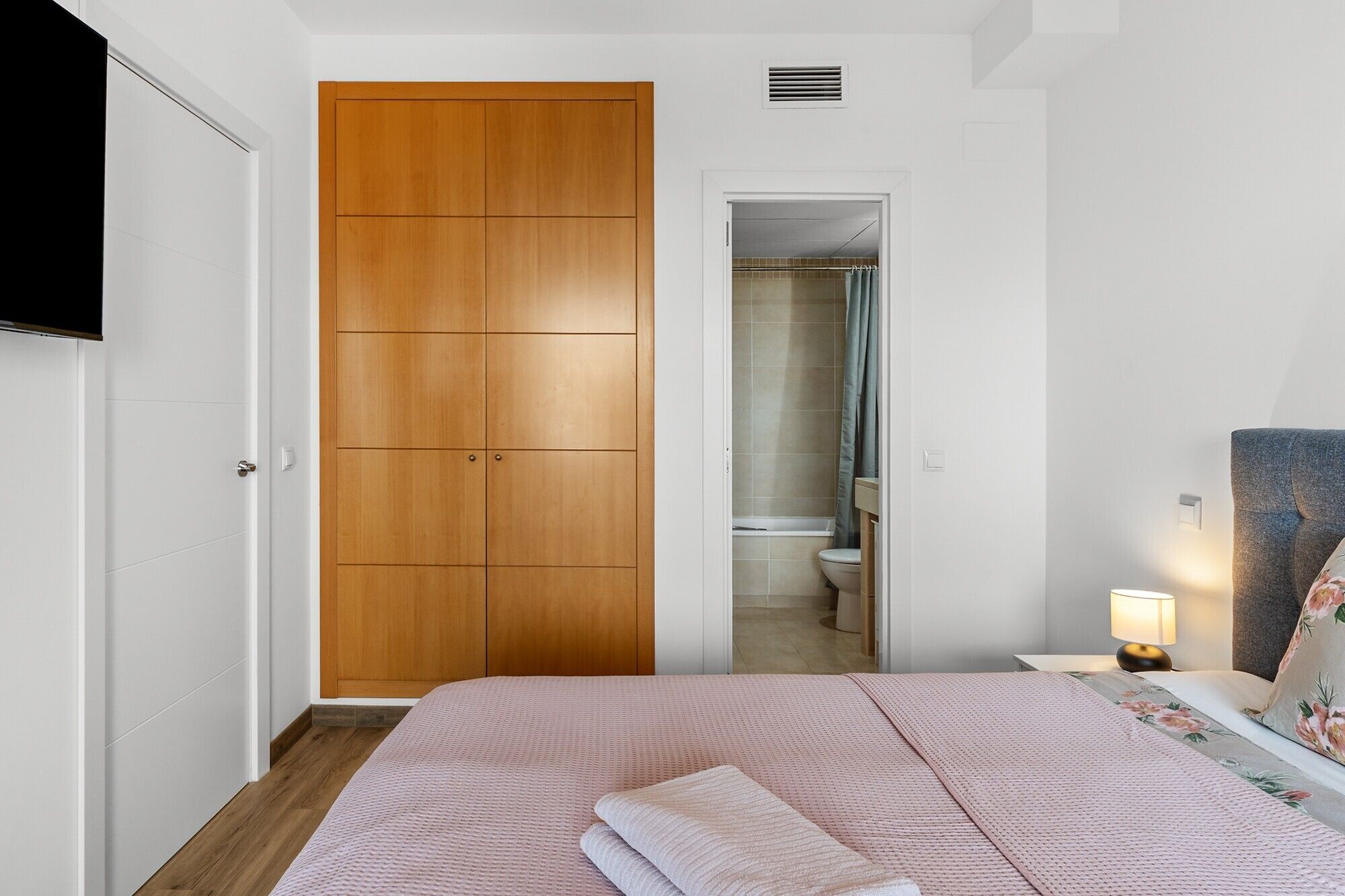 Strykejern/-brett, wi-fi og sengetøy