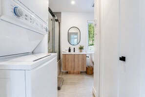 Dusche, Haartrockner, Handtücher