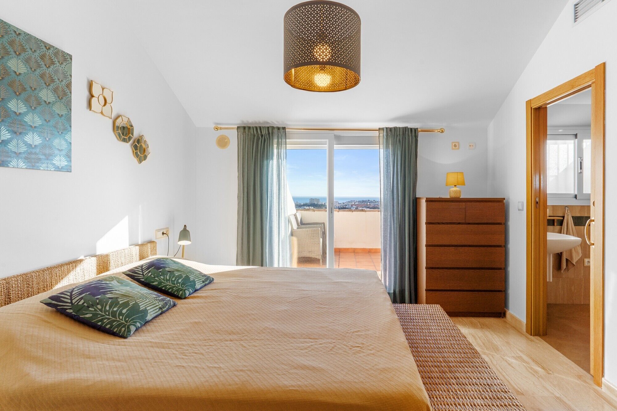 Iron/ironing board, WiFi, bed sheets, wheelchair access