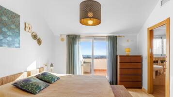 Iron/ironing board, WiFi, bed sheets, wheelchair access