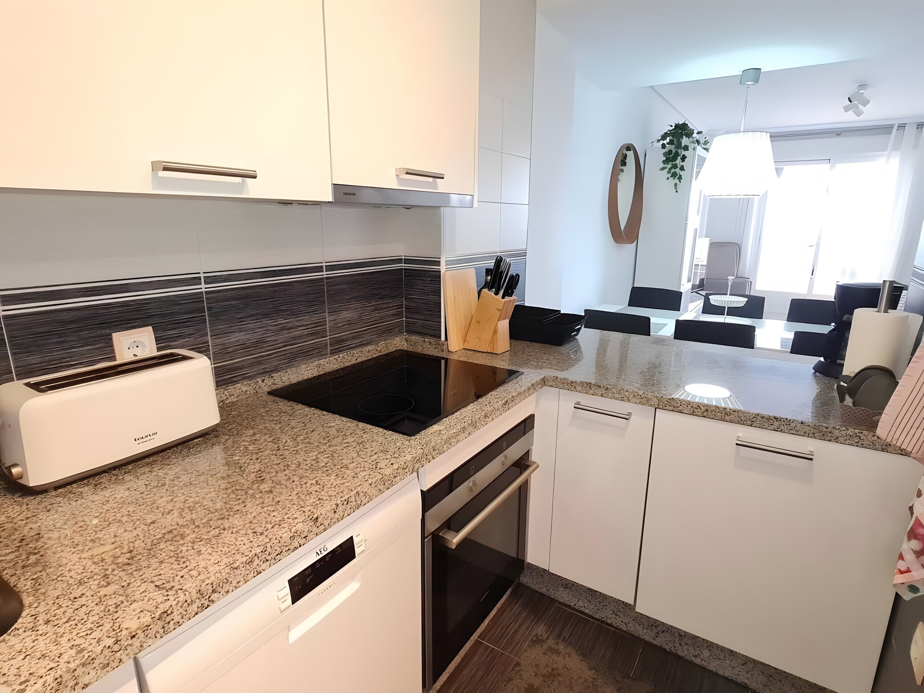 Frigorífico, microondas, horno y placa de cocina