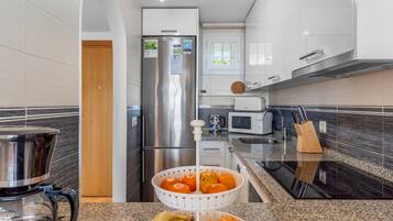 Een koelkast, een microgolfoven, een oven, een kookplaat