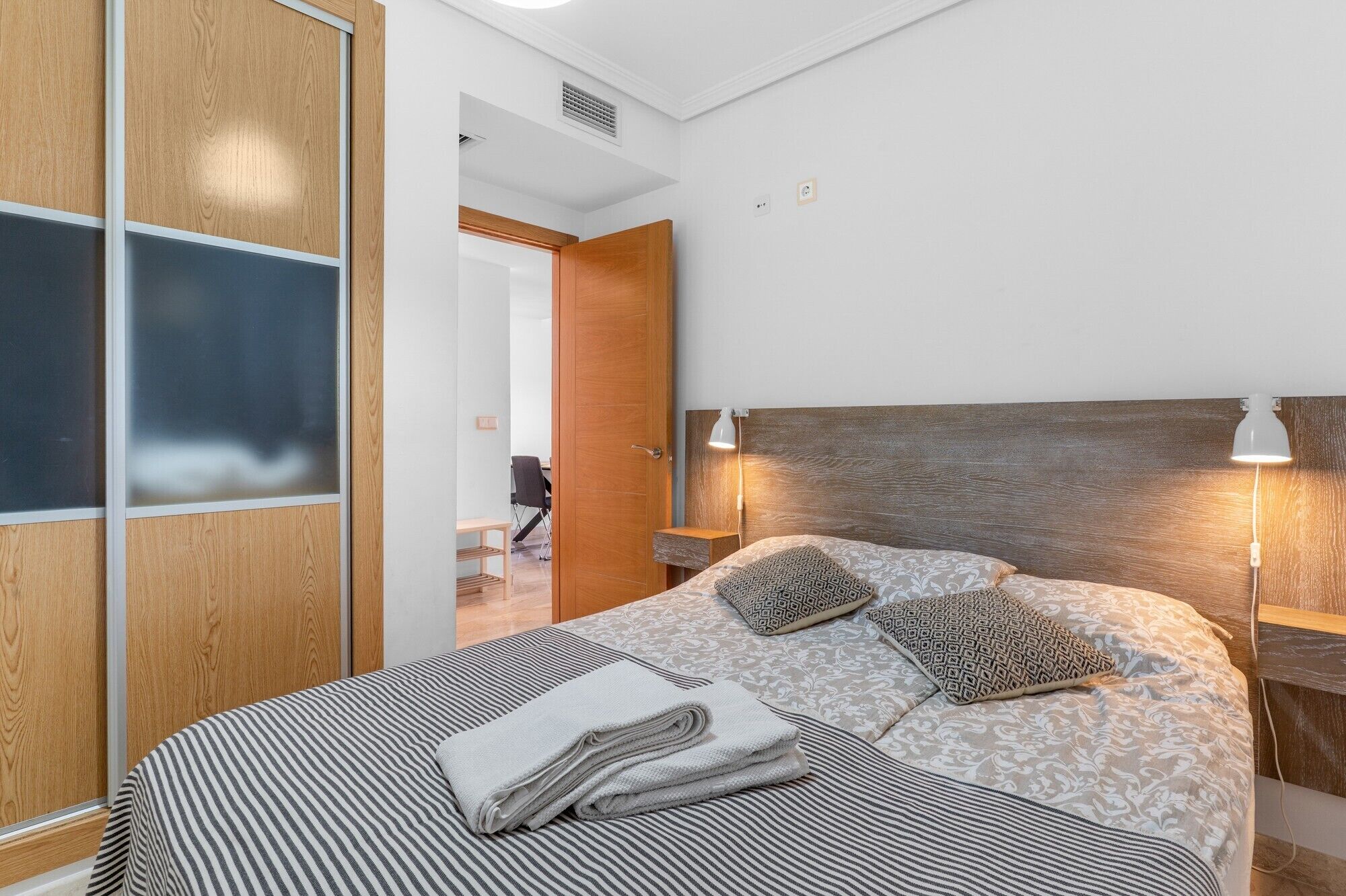 Een strijkplank/strijkijzer, wifi, beddengoed, rolstoeltoegang