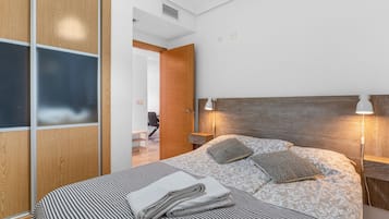 Een strijkplank/strijkijzer, wifi, beddengoed, rolstoeltoegang