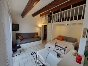 Room - Studio “La Bonbonnière” with Mountain View, Shared Pool and Gardens (Saint-Mandrier-sur-Mer)