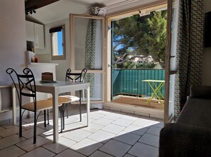 Dining - Studio "La Bonbonnière" with Mountain View, Shared Pool and Gardens (Saint-Mandrier-sur-Mer)