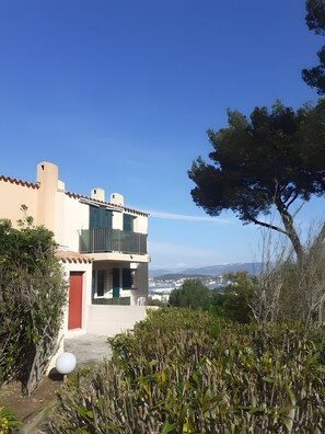 Exterior - Studio “La Bonbonnière” with Mountain View, Shared Pool and Gardens (Saint-Mandrier-sur-Mer)