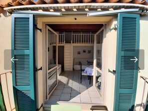 Outdoor dining - Studio “La Bonbonnière” with Mountain View, Shared Pool and Gardens (Saint-Mandrier-sur-Mer)