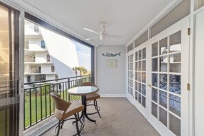 Outdoor dining - Great 2-bedroom condo, steps to the beach! (St Augustine)